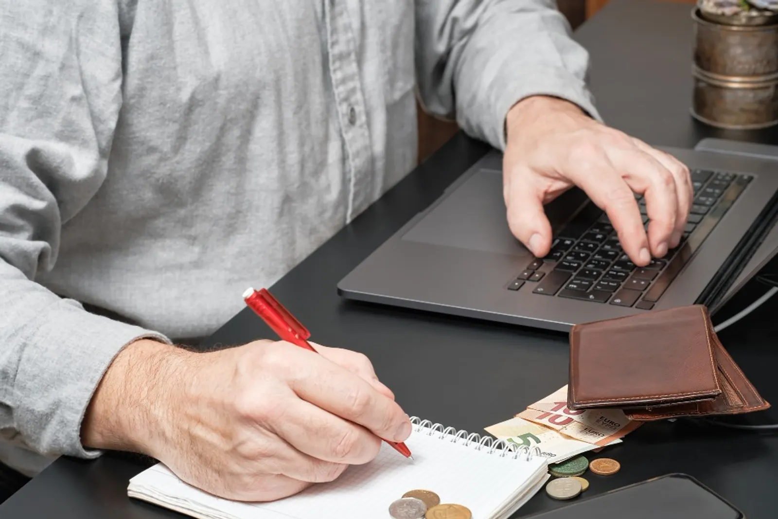 https://www.freepik.com/free-photo/businessman-accountant-holding-pen-working-desk-using-laptop-calculate-financial-report_13035073.htm#fromView=search&page=1&position=1&uuid=77afe5cb-3f65-485d-982b-58a363c2a387&query=%D0%BA%D1%80%D0%B5%D0%B4%D0%B8%D1%82%D0%BD%D0%B0%D1%8F+%D0%B8%D1%81%D1%82%D0%BE%D1%80%D0%B8%D1%8F