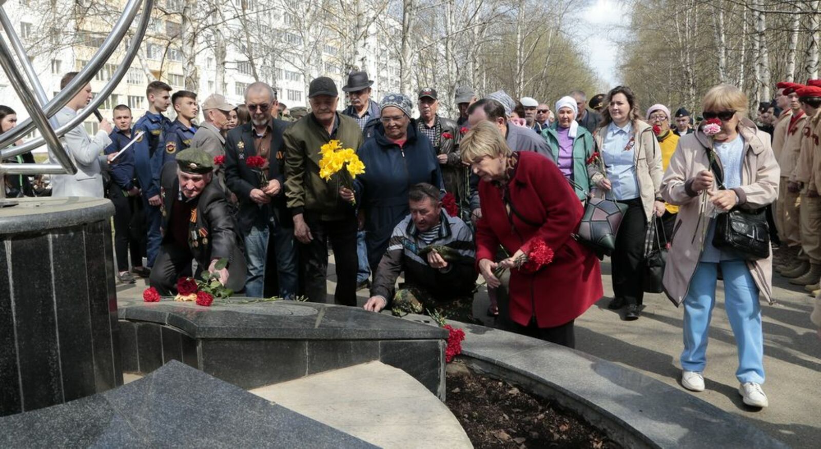 Руслан Никонов, «КЗ».  Ветераны-ликвидаторы последствий Чернобыльской катастрофы возложили цветы у памятника, посвящённого участникам ликвидации радиационных аварий и катастроф.