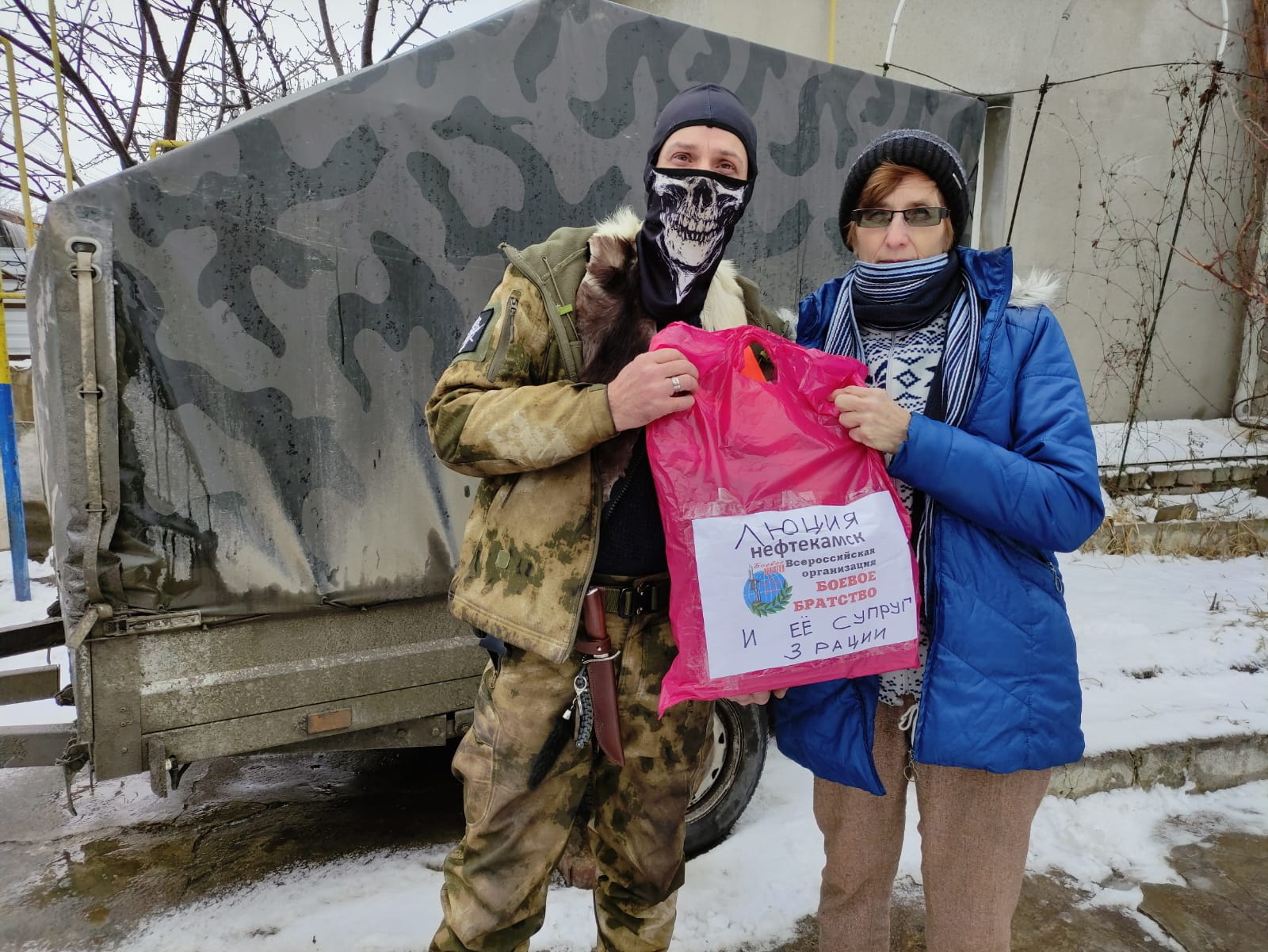 Людмила Ныркова передала военнослужащим посылку от местного отделения «Боевого братства».