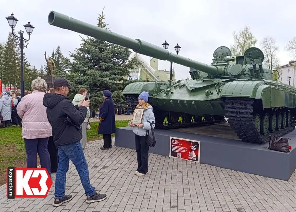 Накануне 9 мая в сквере Победы установили танк Т-64. Фото: Регина Кузнецова, «КЗ».