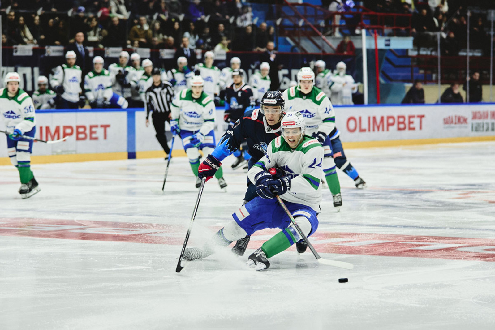 Пресс-служба ХК «Кристалл». https://kristallsaratov.ru/ Андрейченко против Червонцева.