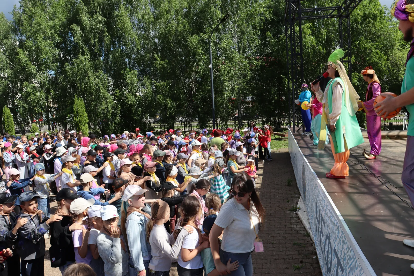 В детских лагерях на базе Дворца творчества лето началось по традиции с весёлого сабантуя.