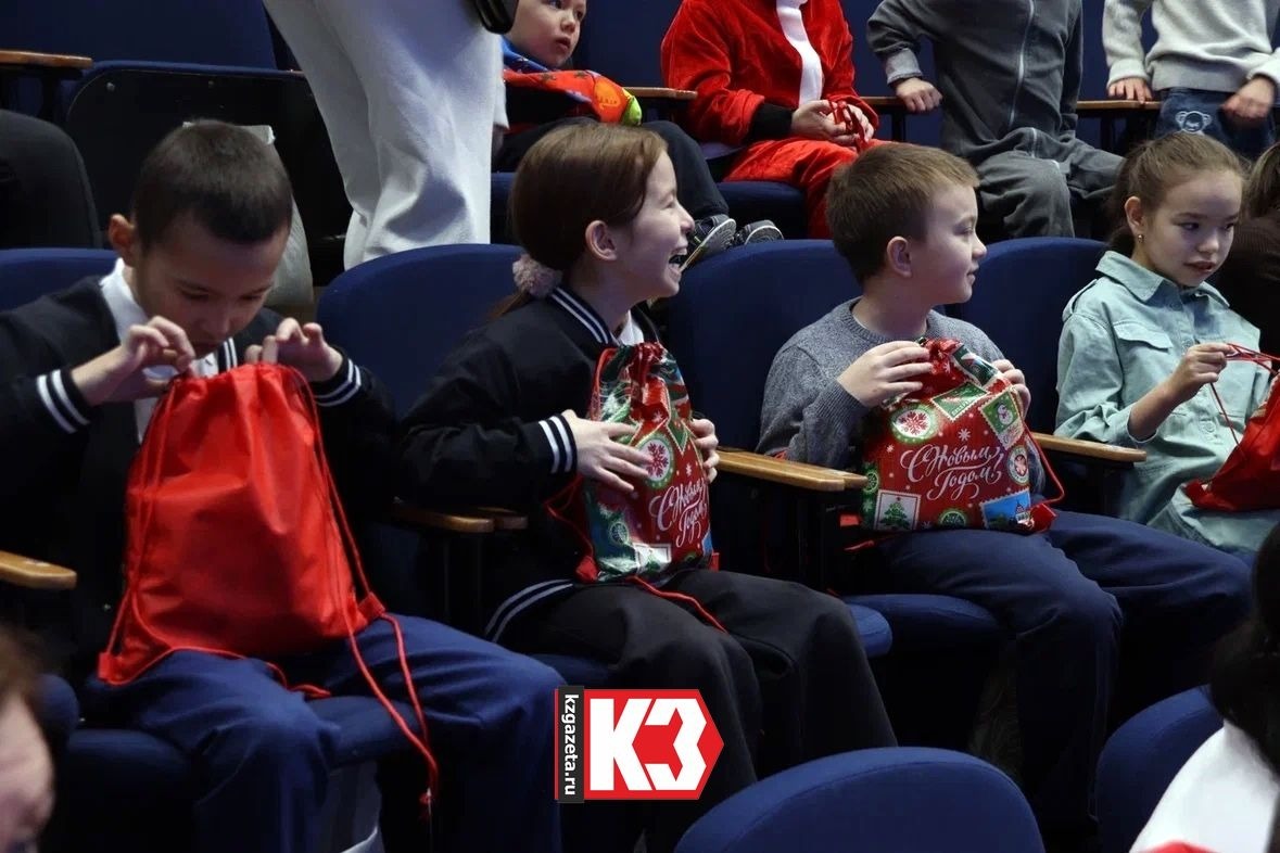 Дети с восторгом смотрели новогоднюю сказку и радовались подаркам.