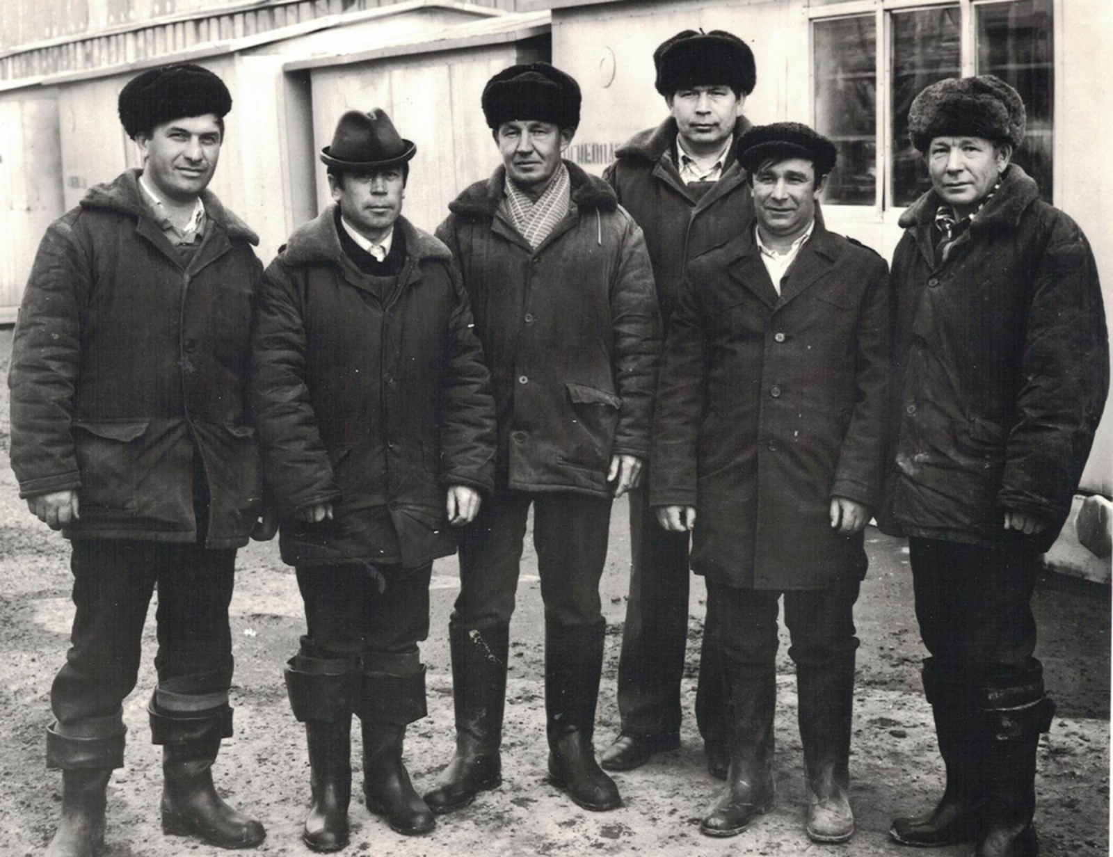 Салават Салахов (второй слева) с коллегами. Апрель 1987 года.