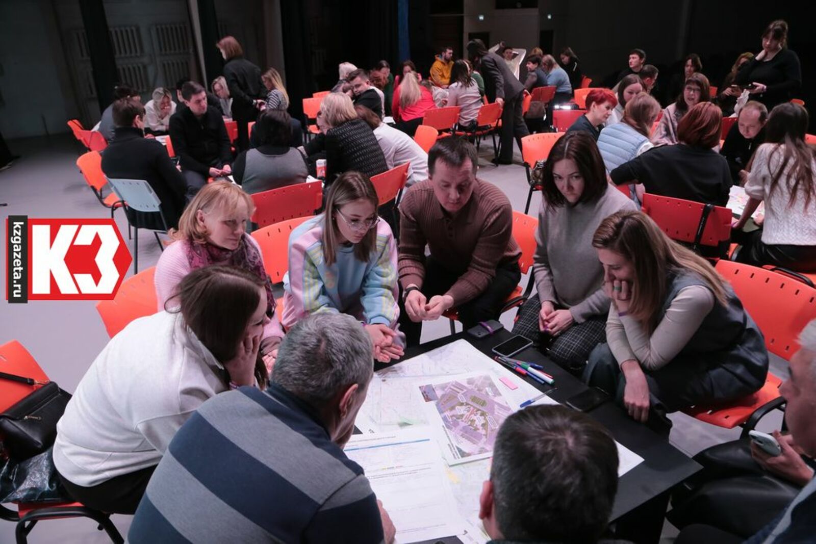 В обсуждениях участвовали: депутаты Совета, сотрудники администрации, творческое сообщество города, школьники-активисты, ветераны СВО, а также архитекторы. Фото: Руслан Никонов, «КЗ».