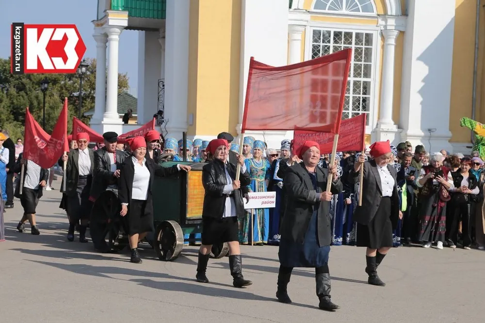 Театрализованное представление охватило все эпохи развития села. Фото: Руслан Никонов, «КЗ».