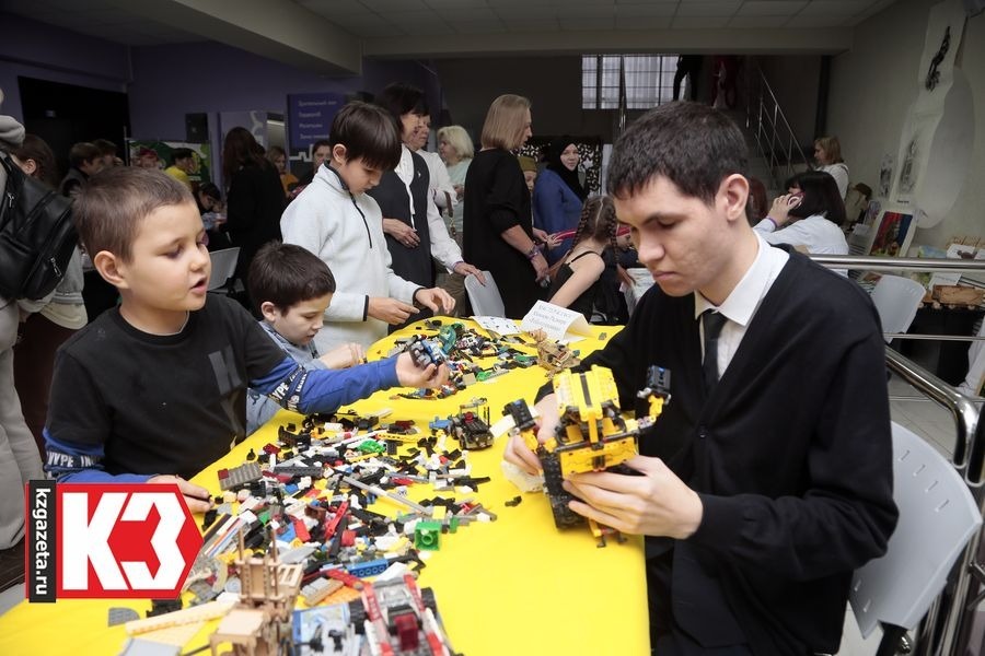 Руслан Никонов, «КЗ».  Один из мастер-классов вёл герой наших публикаций профи по конструированию Радмир Миниев. Фото: Руслан Никонов, «КЗ».
