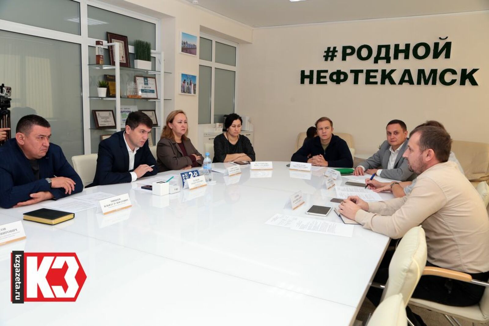 Предприниматель Антон Смирнов (крайний справа) планирует начать производство акустических электрогитар. Фото: Руслан Никонов, «КЗ».