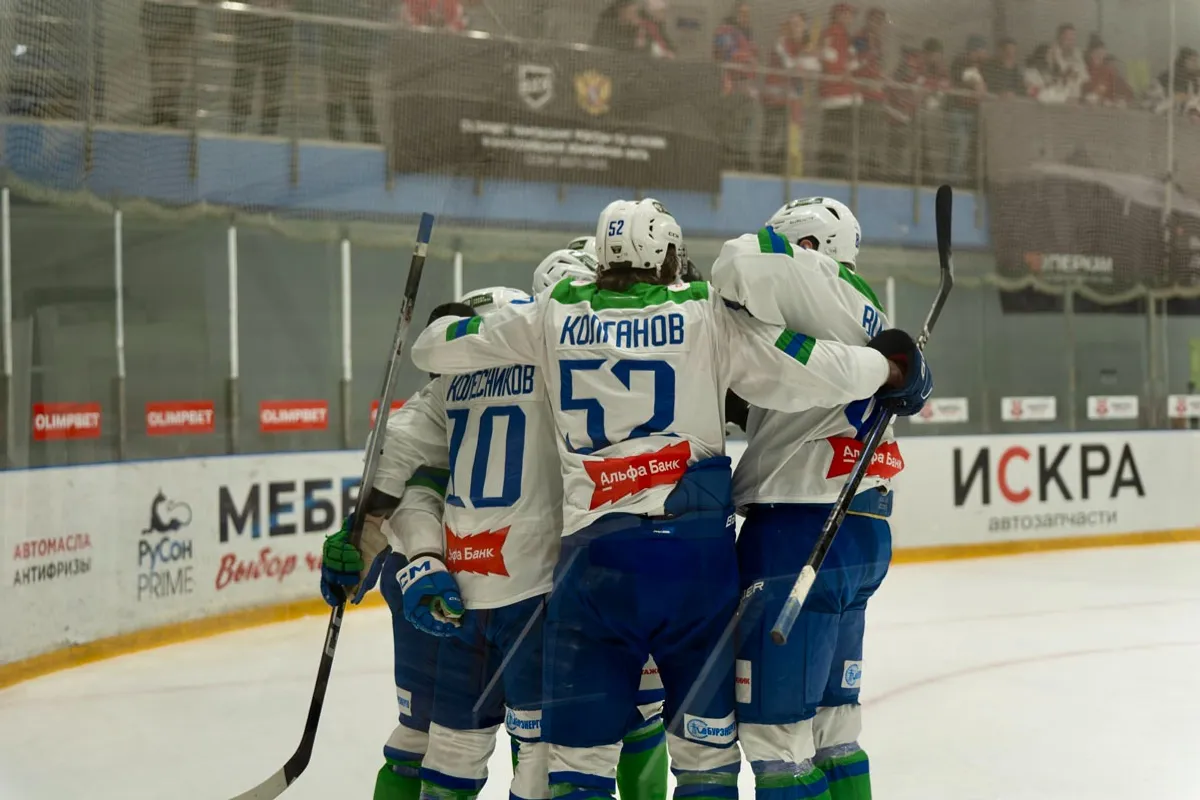 Пресс-служба ХК «Ижсталь».  https://hcizhstal.ru/izhstal Команда празднует заброшенную шайбу.