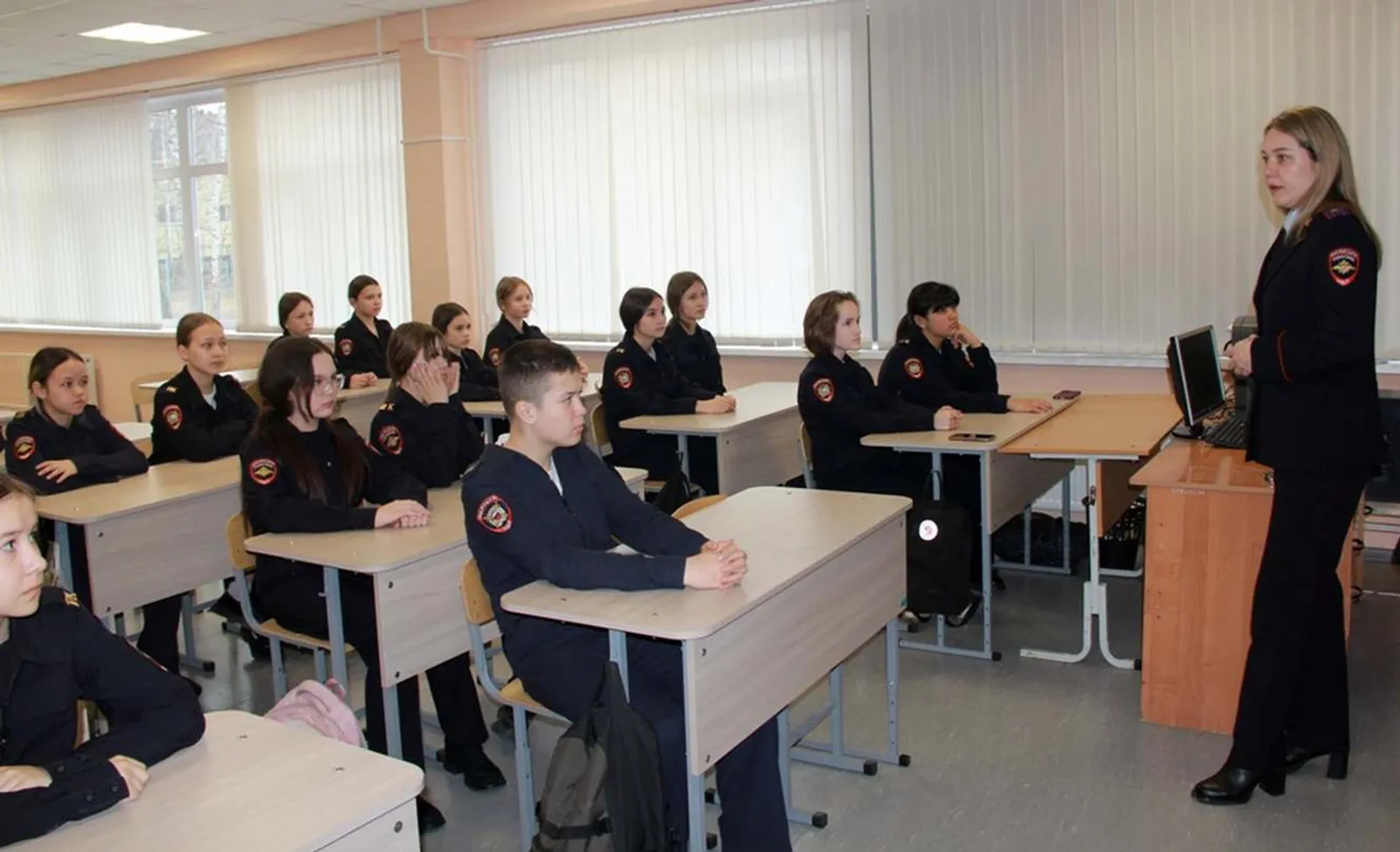 Такие встречи повышают осведомлённость детей о рисках, связанных с наркотиками.