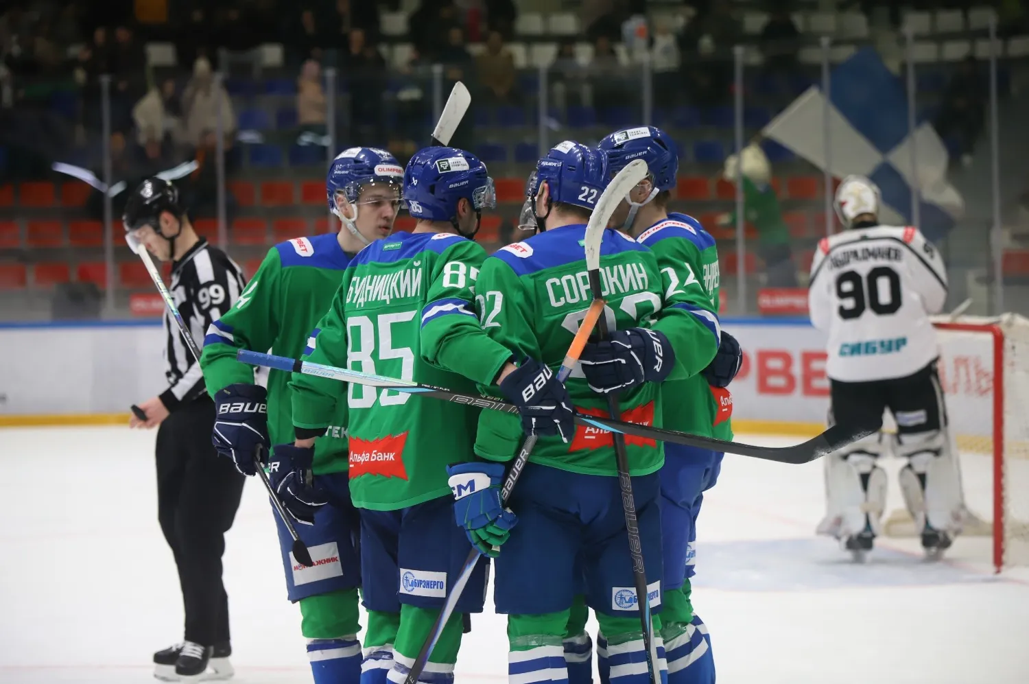 Команда празднует заброшенную шайбу.