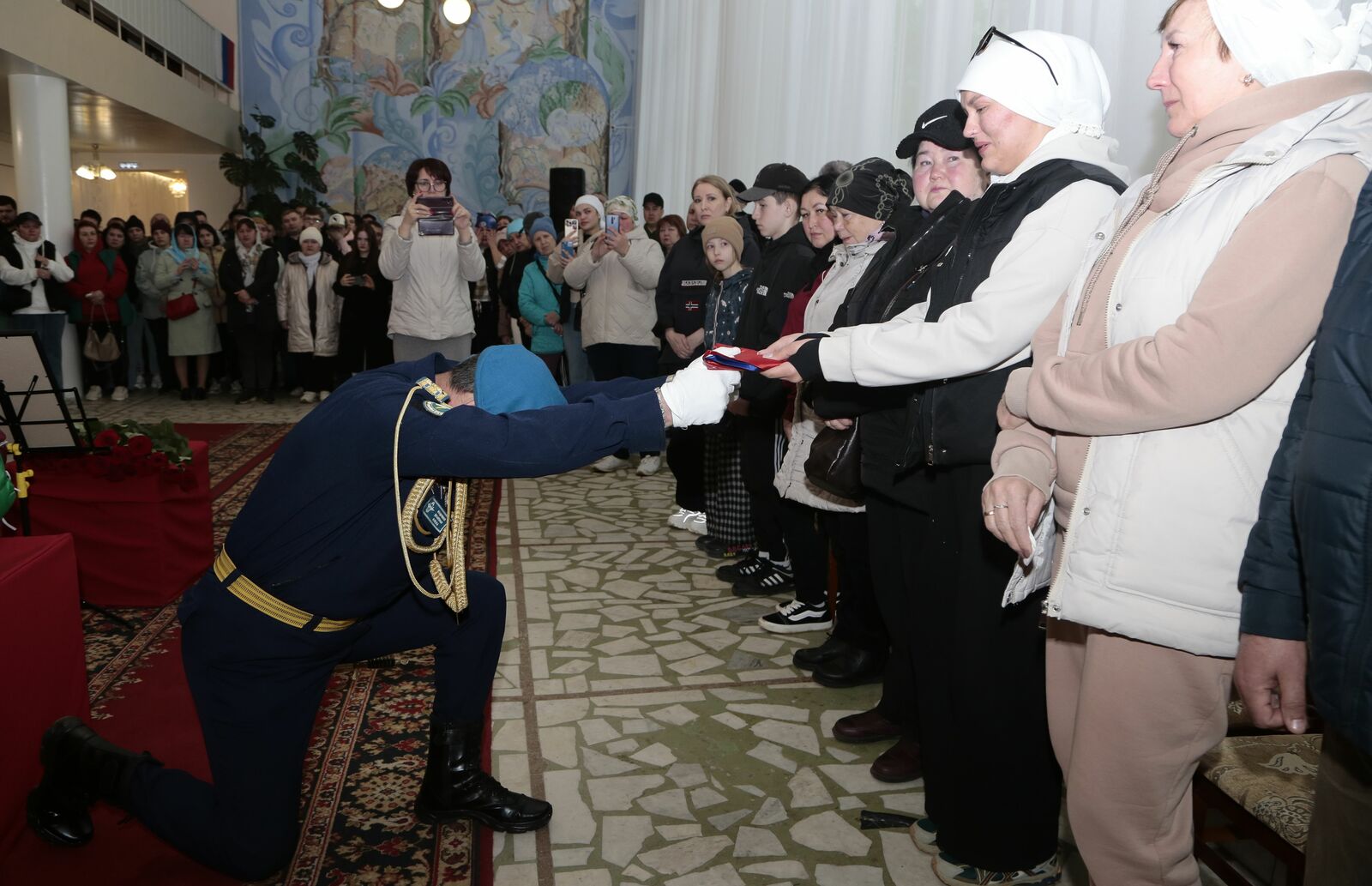 Семье солдата на вечное хранение передали символ страны – флаг РФ. Фото: Руслан Никонов, «КЗ».