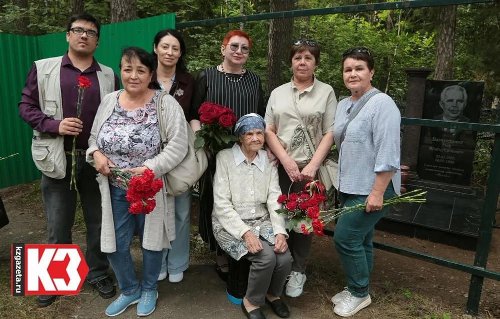 Родные Рифа Багаутдинова благодарны Лиане Киршиной за память. Фото: Руслан Никонов, «КЗ».