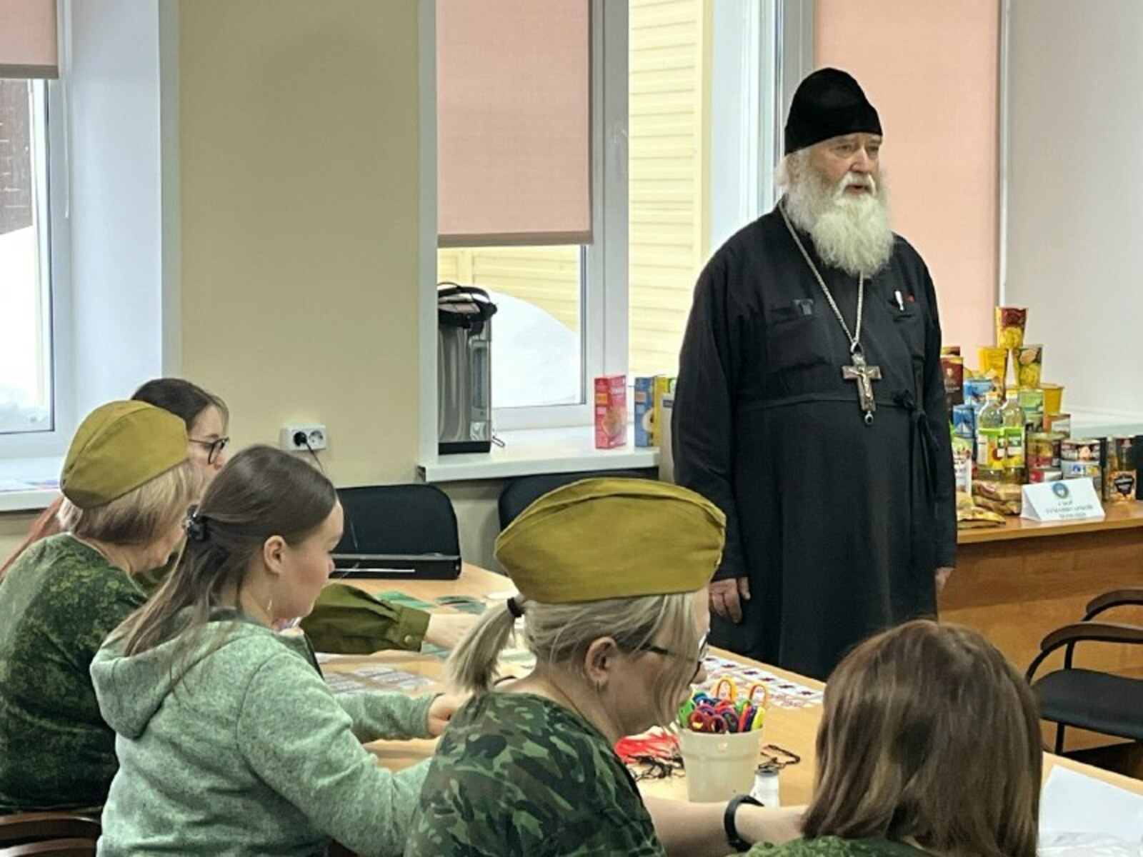 В работе патриотической мастерской приняли участие ветераны СВО, а также настоятель храма с. Николо-Берёзовка отец Алексий.