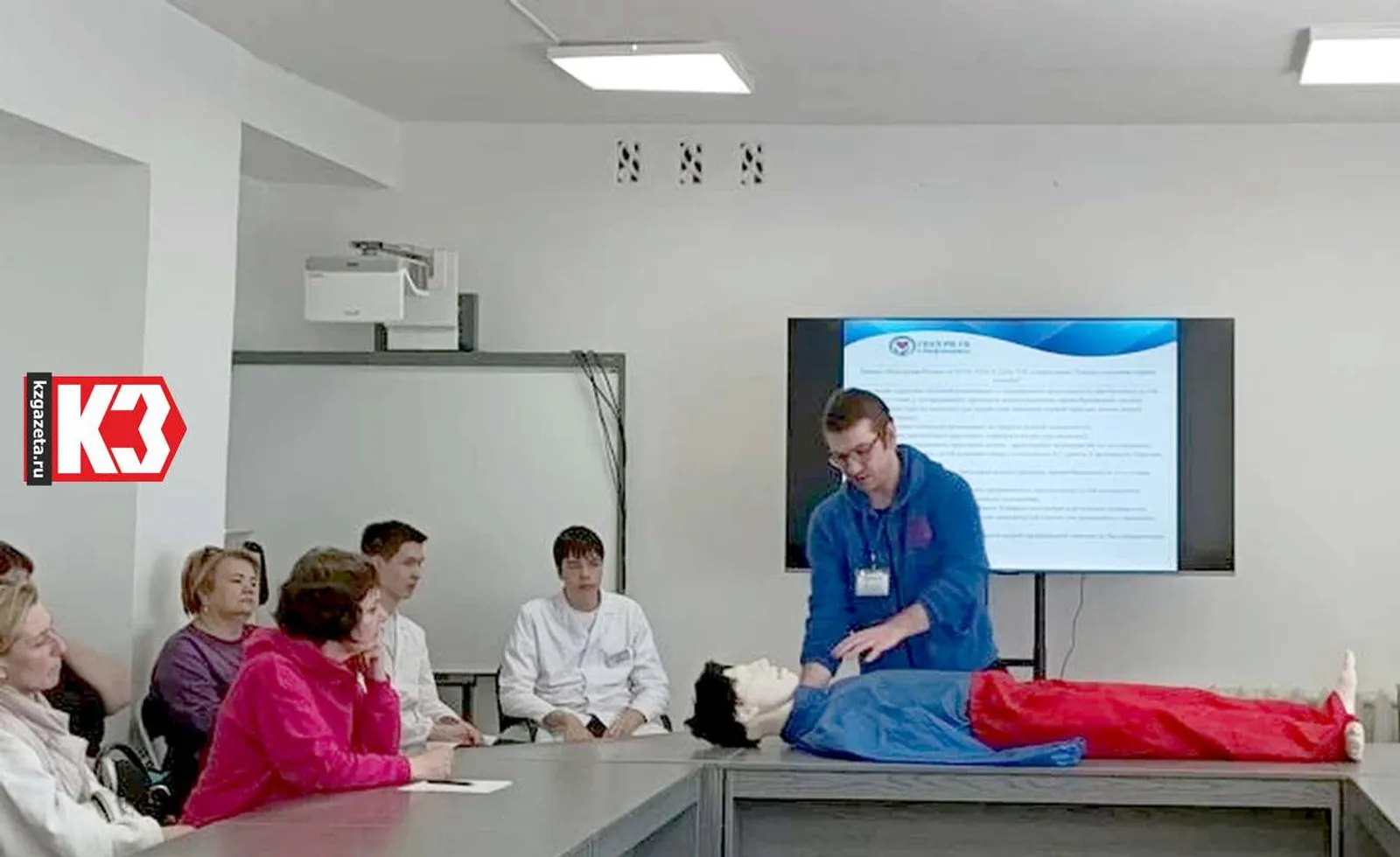 Врач скорой помощи М.Вахитов на манекене показывает, как действовать поэтапно при угрозе жизни. Фото: Миляуша Сиразетдинова, «КЗ».