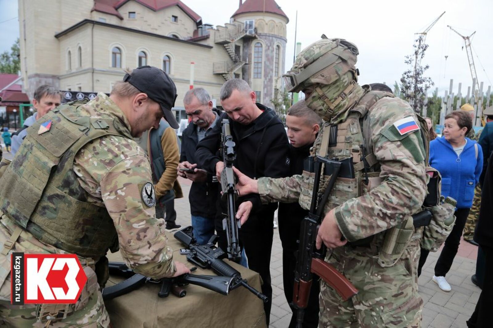 Мужчин заинтересовала выставка стрелкового оружия. Фото: Руслан Никонов, «КЗ».