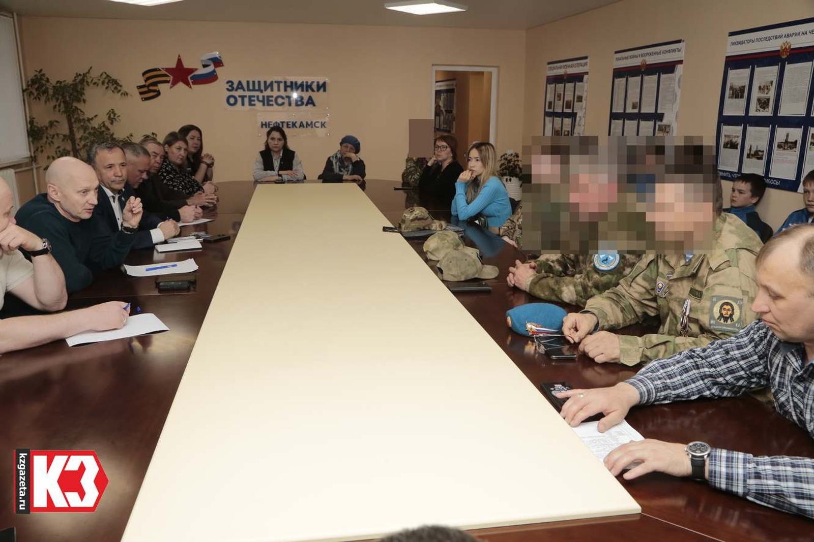 За одним столом собрались бойцы-отпускники, ветераны боевых действий, жёны участников СВО и команда депутата Рустема Ахмадинурова. Фото: Руслан Никонов, «КЗ».