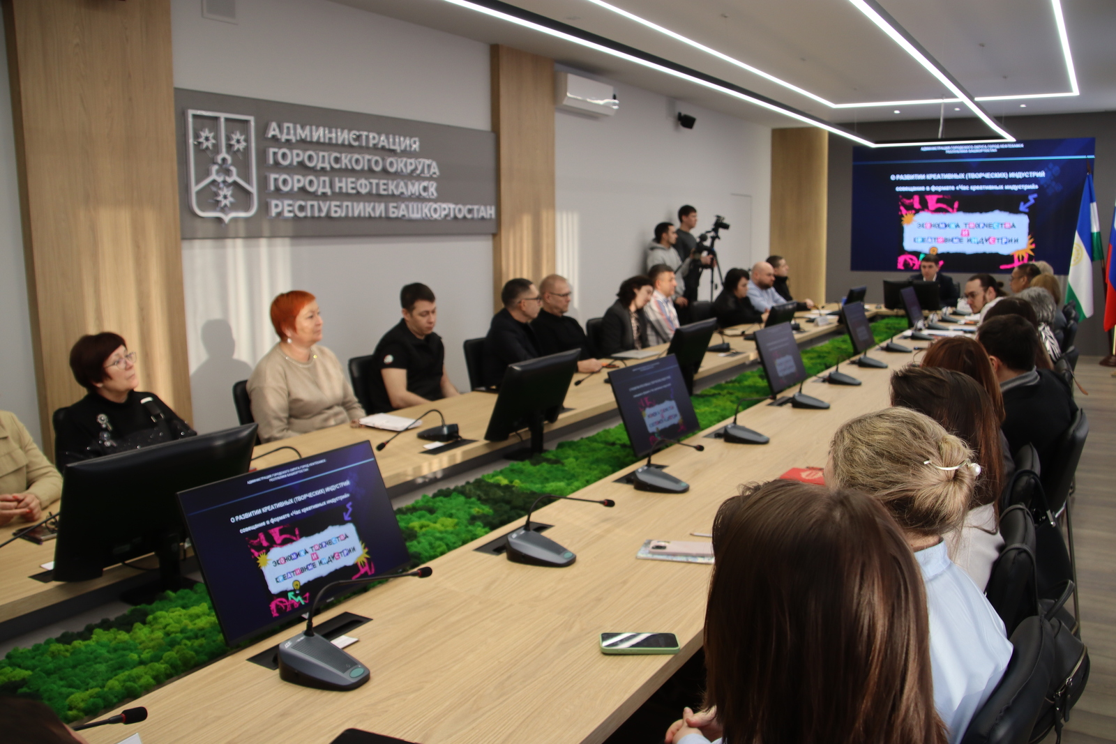 Представители творческих ниш собрались, чтобы обсудить перспективы развития креативных индустрий в Нефтекамске. Фото: Зульфия Набиуллина.