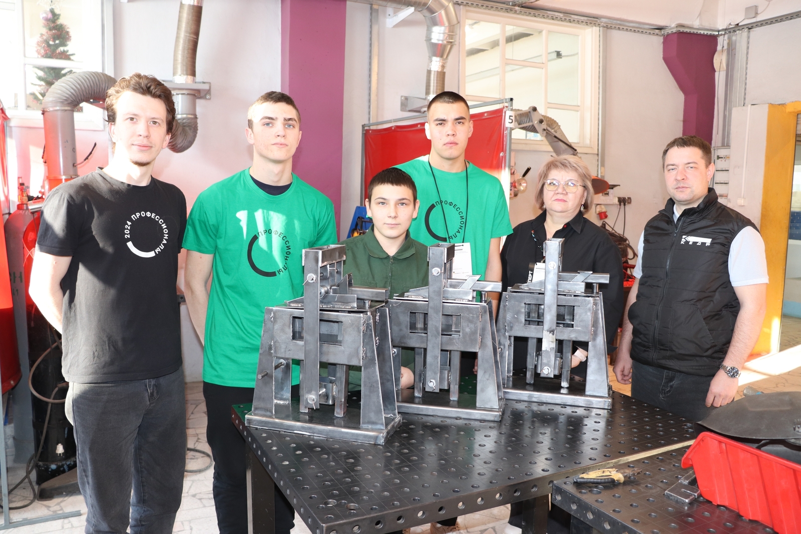 Машиностроительный колледж: участники чемпионата представили на суд экспертов пять новеньких функционирующих прессов. Фото: Руслан Никонов, «КЗ».