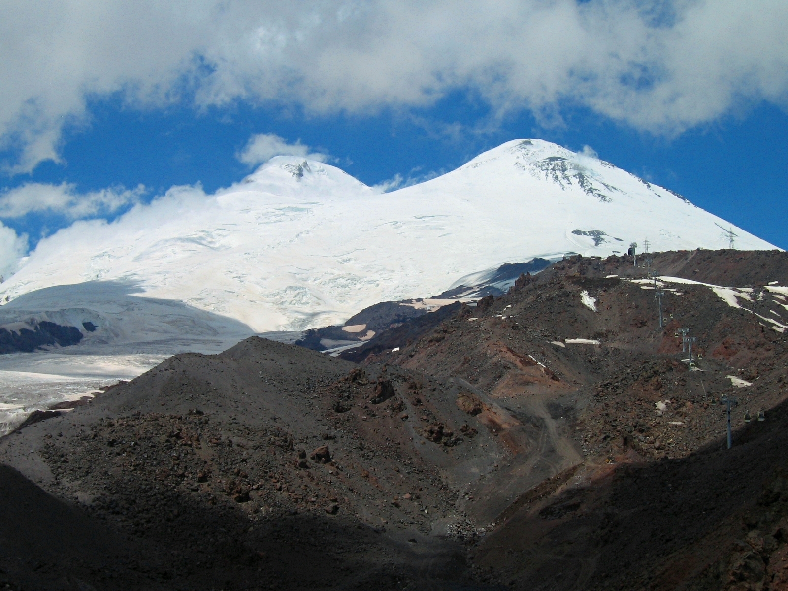 Величественный Эльбрус – двуглавый страж, самая высокая вершина России и Европы. Фото из архива Ильнура Байгильдина.