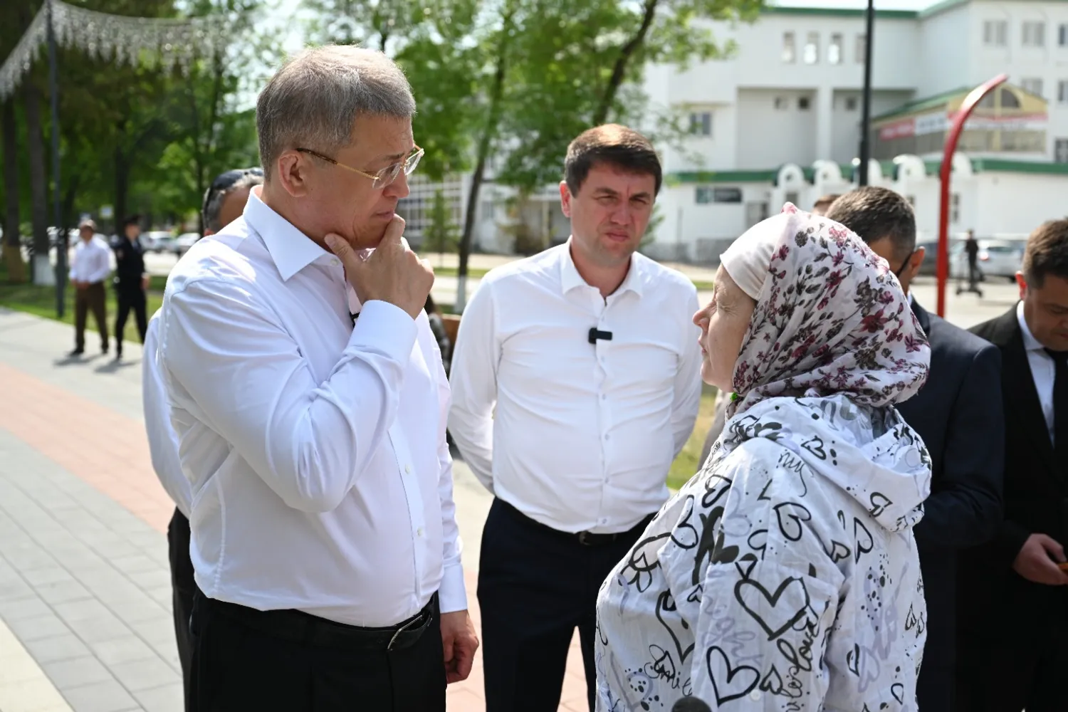 На аллее Трудовой Славы с руководителем региона пообщались рядовые горожане. Фото: Азат Мухамедьянов.