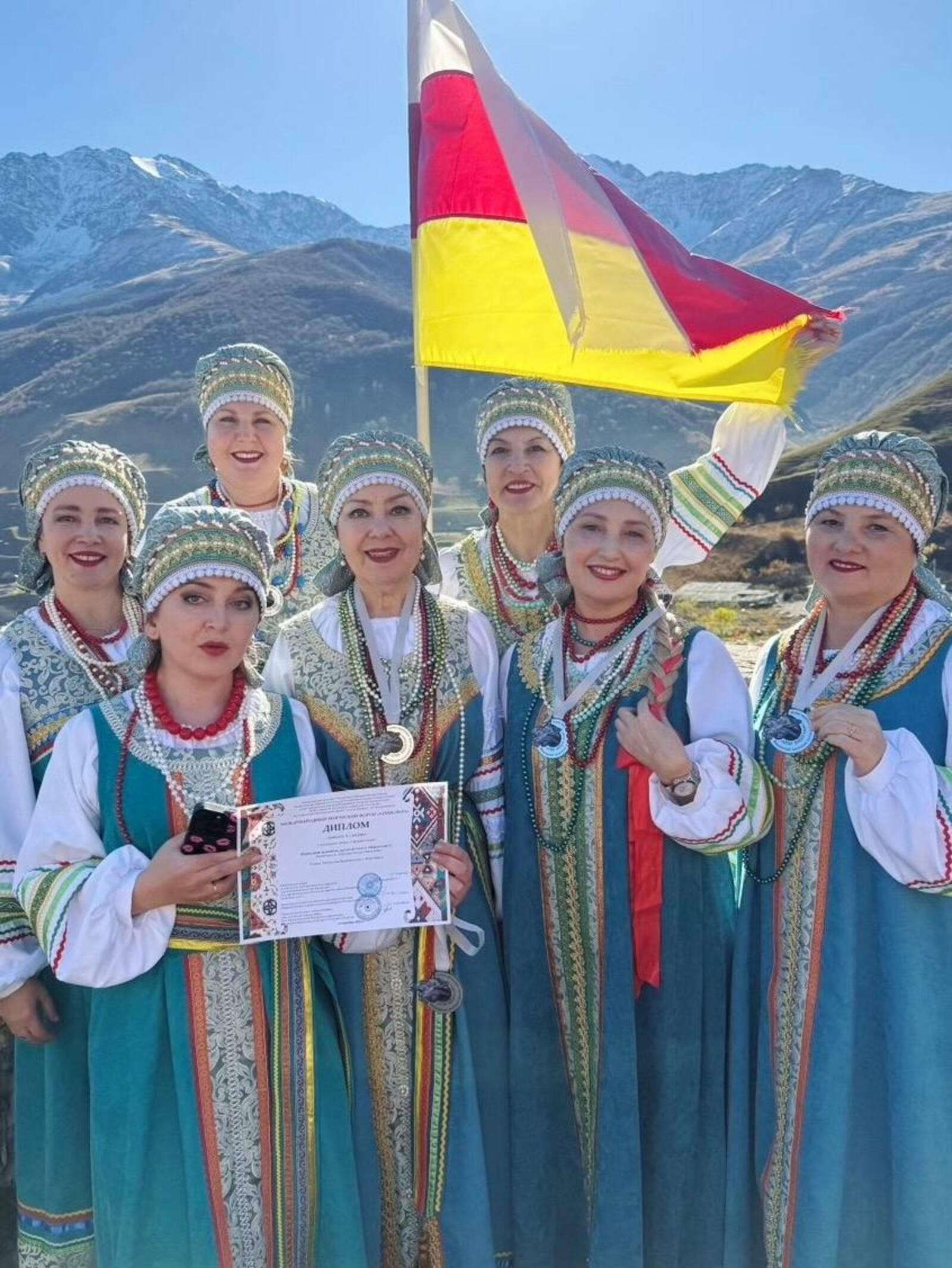 Народный ансамбль русской песни «Маков цвет» стал лауреатом первой степени Международного фестиваля «Алтын майдан» в Северной Осетии.