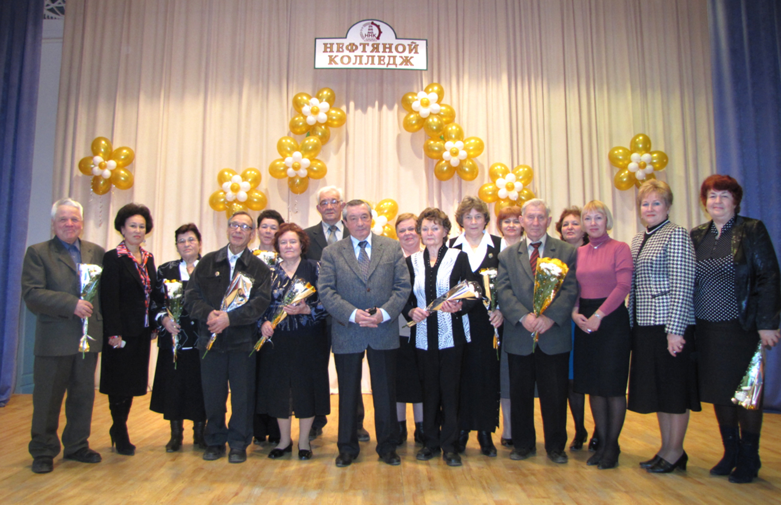 Коллектив ветеранов Нефтекамского нефтяного колледжа. Фото из личного архива Тамары Шарыгиной.