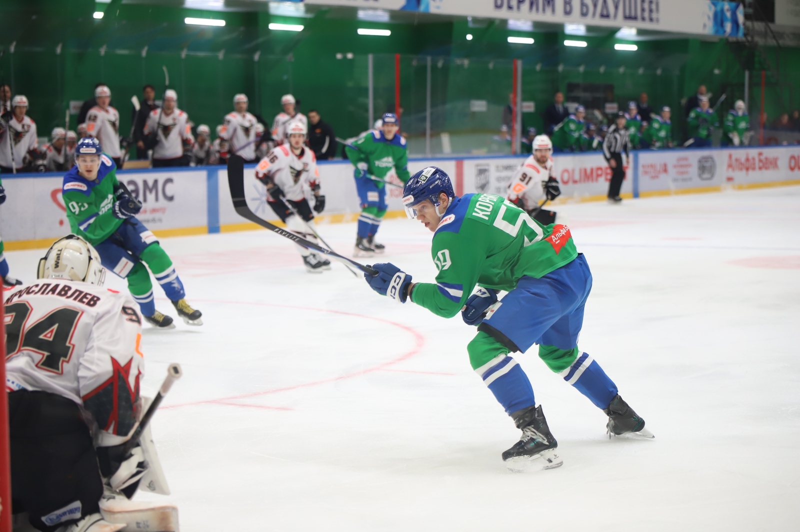 Пресс-служба ХК «Торос». https://hctoros.ru/ Корбит перед воротами Ярославлева.