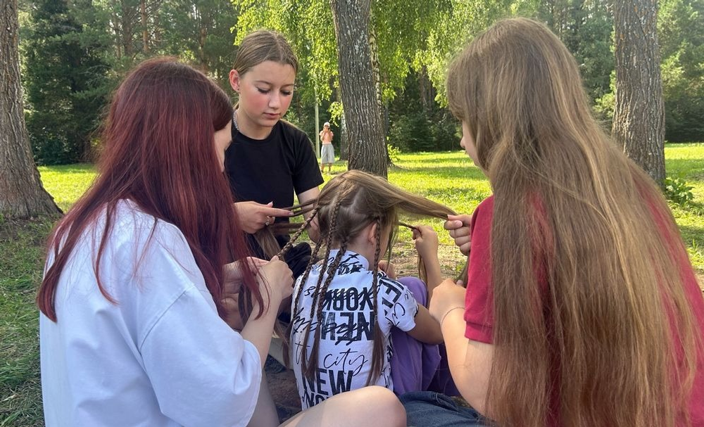 Старшие отряды развлекают малышей. Фото: Аделина Мухамадеева.