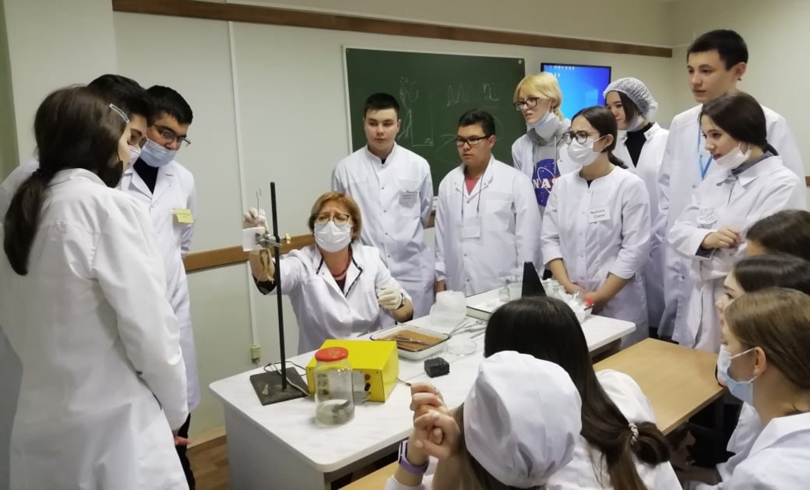 Преподаватель БГМУ демонстрирует эксперимент по исследованию деятельности нервно-мышечного аппарата лягушки.