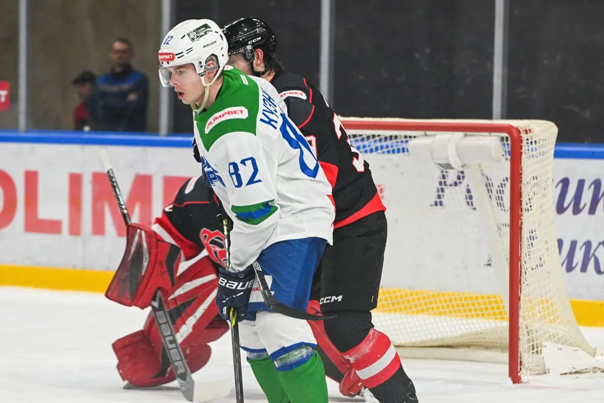 Пресс-служба ХК «Молот». https://hc-molot.ru/ Кузнецов с соперником перед воротами Молота.