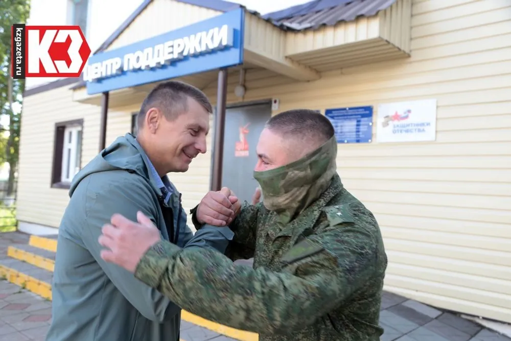 На прощание братское спасибо Санычу от Митяя. Фото: Руслан Никонов, «КЗ».