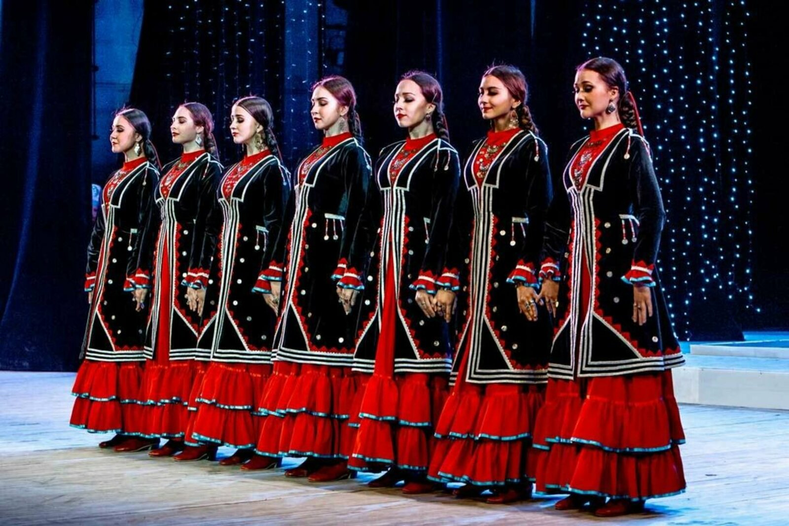Из года в год танец «Семь девушек» покоряет зрителей.