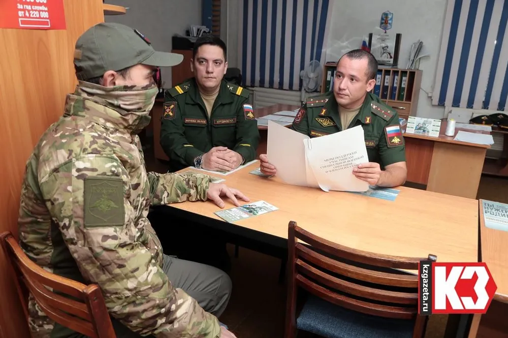 Штурмовик под позывным «Фотон» в отпуске зашёл отметиться в военкомат, заодно поговорили              с военкомом об обстановке на СВО и насущном. Фото: Руслан Никонов, «КЗ».