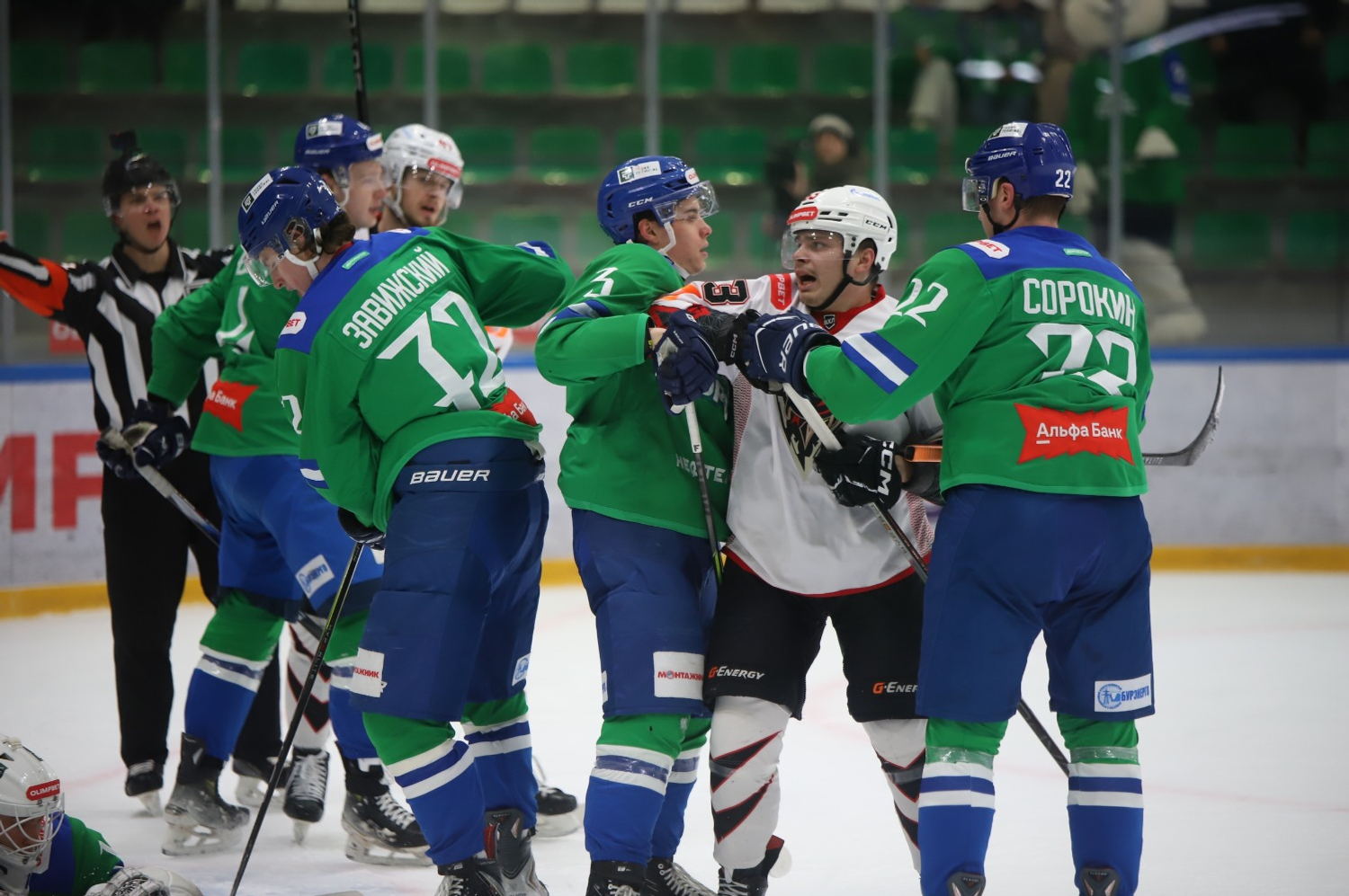 Пресс-служба ХК «Торос». https://hctoros.ru/ Сорокин и Шатило держат Вячеслава Малова.