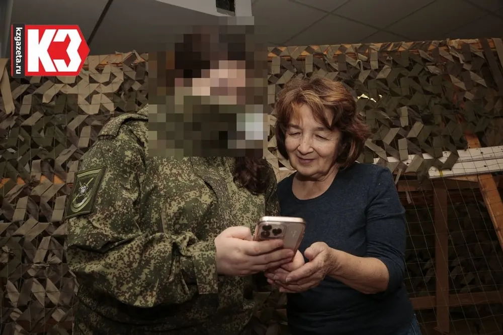 «Татарчонок» показала волонтёрам видео, на котором бойцы благодарили их за присланные маскировочные сети. Фото: Руслан Никонов, «КЗ».