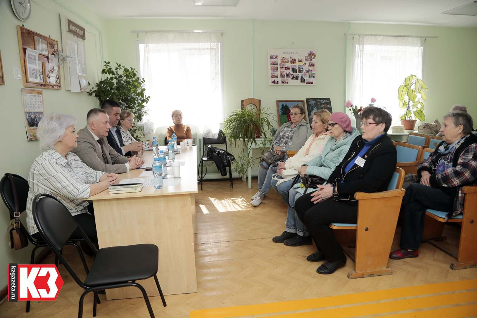 Жители города с нарушениями зрения пообщались с представителями городской больницы, Отделения Социального фонда и Управления жилищно-коммунального хозяйства. Фото: Руслан Никонов, «КЗ».