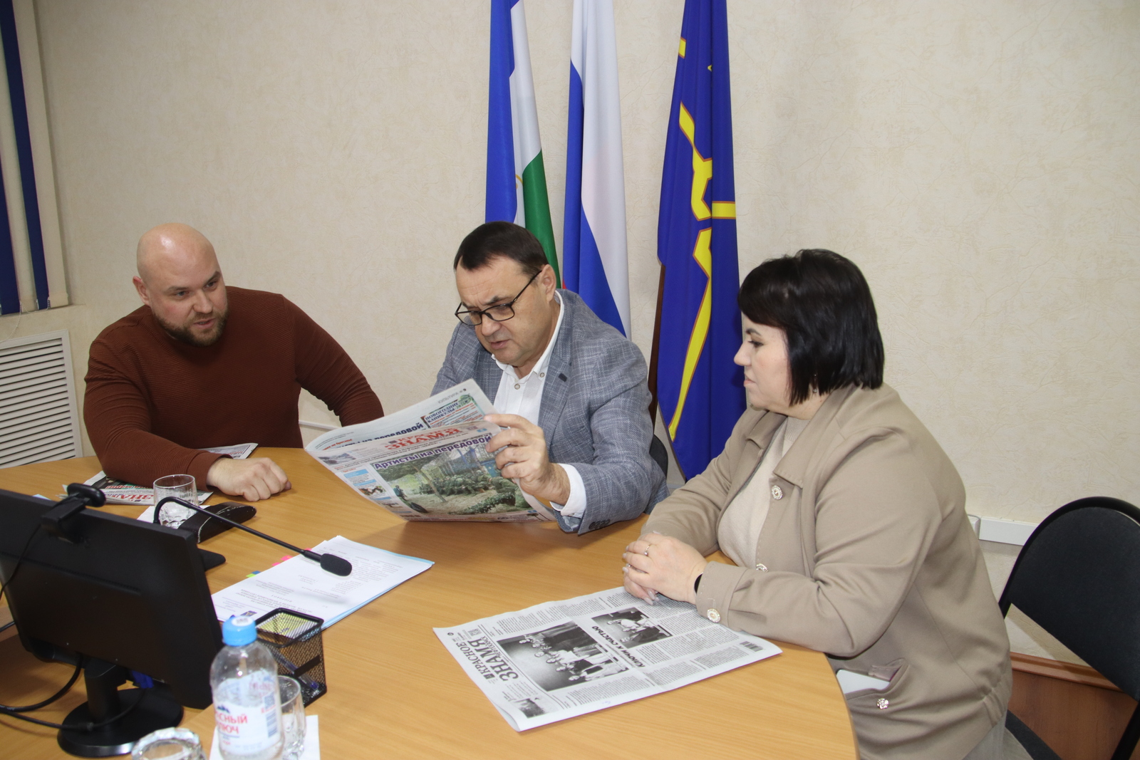 Владимир Белоглазов, Роберт Яляев и Зинифе Умурбаева, как и другие депутаты, оформили подписку на городскую газету для семей погибших героев.