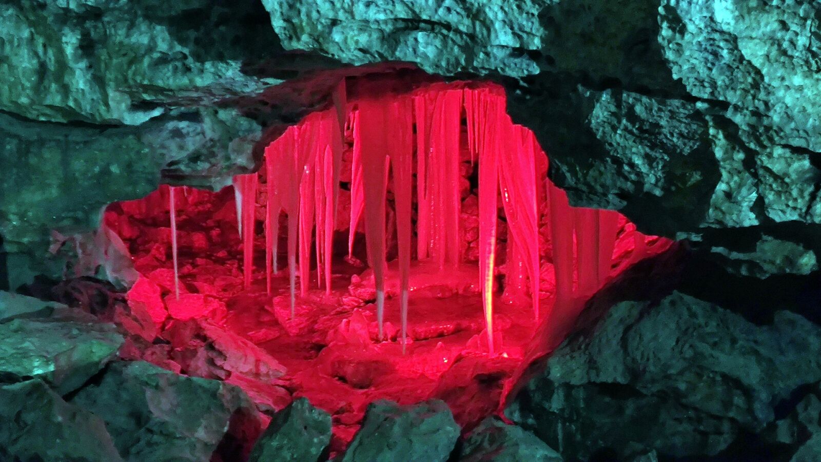 Пещера удивляла своим разнообразием и великолепием. Фото из архива Риммы Сафиуллиной.