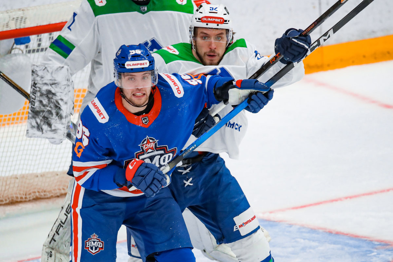 Пресс-служба ХК «СКА-ВМФ». https://vmf.ska.ru/ Колганов против Ханина в зоне нефтекамцев.