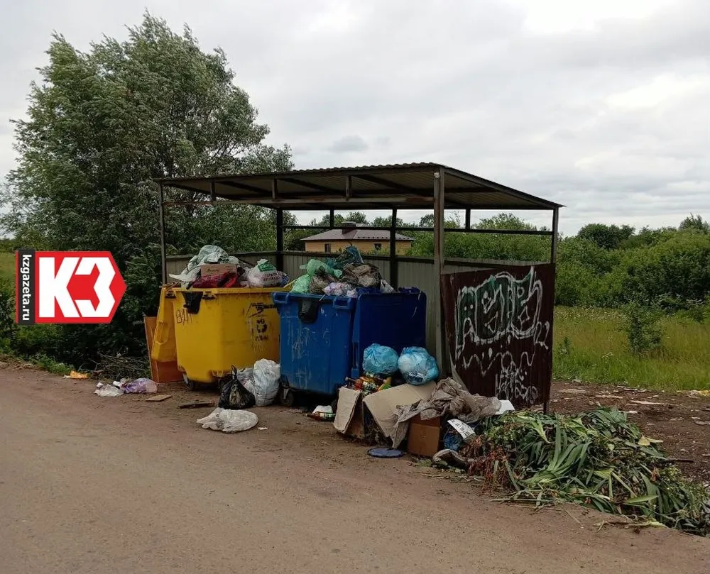 Контейнерная площадка на перекрестке улиц Уральская и Малахитовая всегда переполнена. Фото: Людмила Сабитова, «КЗ».