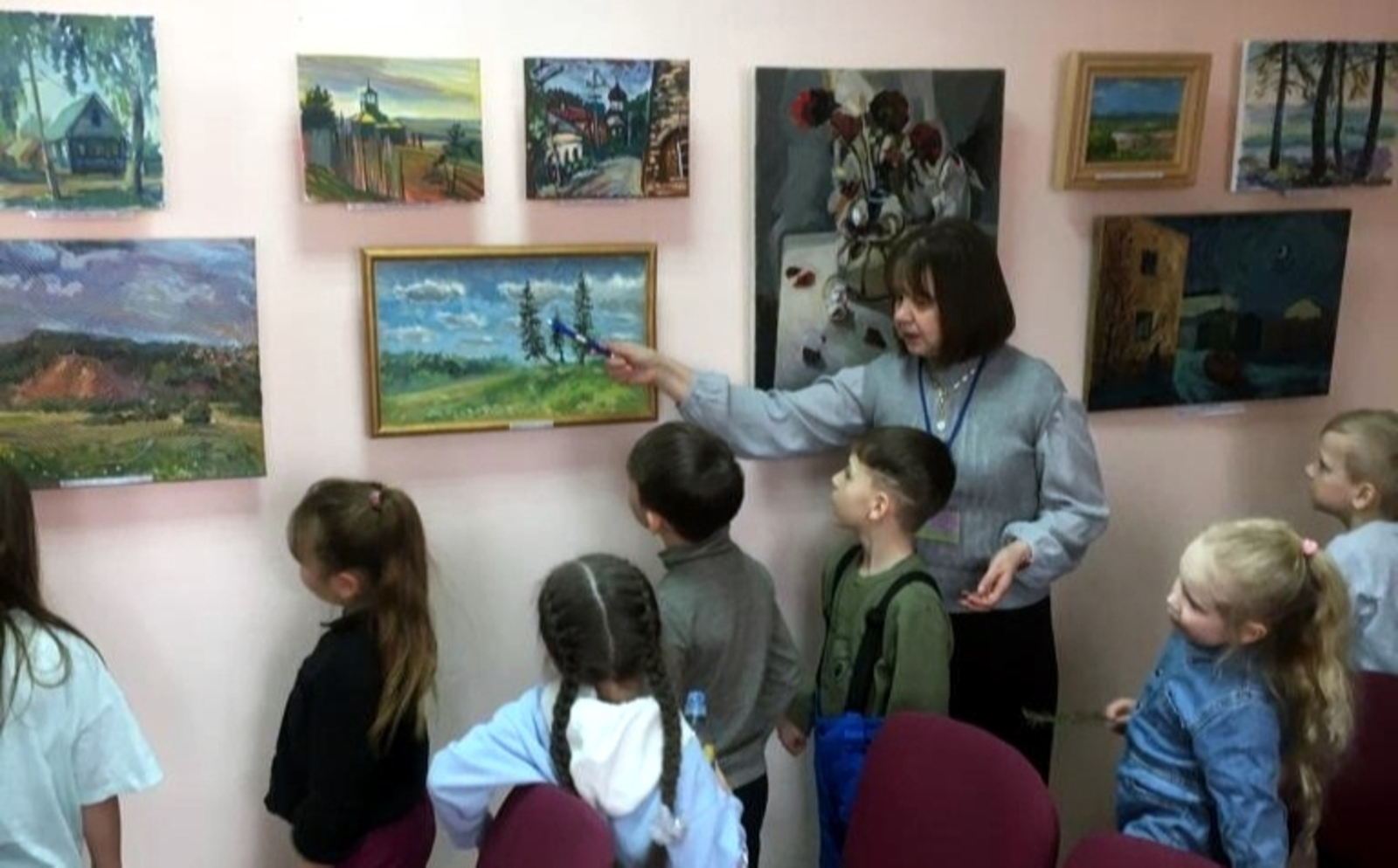 Выставка картин бирских художников в городском музее.