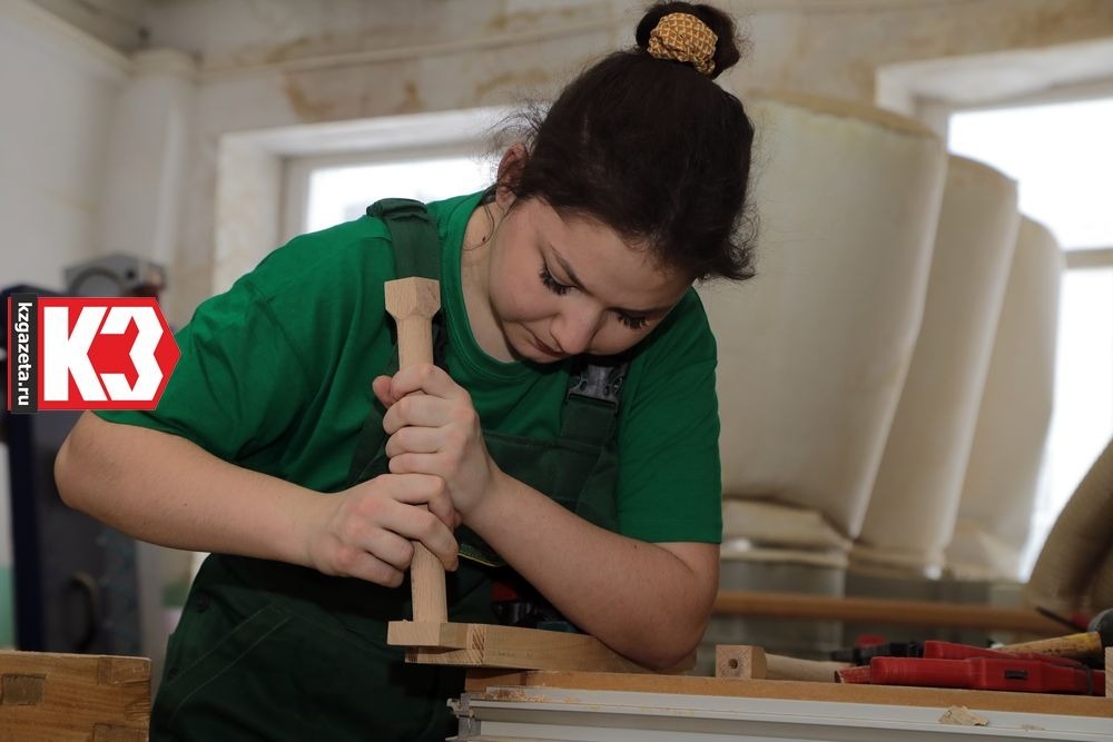 Наравне с парнями-конкурсантами в компетенции «Производство мебели» соревнуется и девушка. Фото: Руслан Никонов, «КЗ».