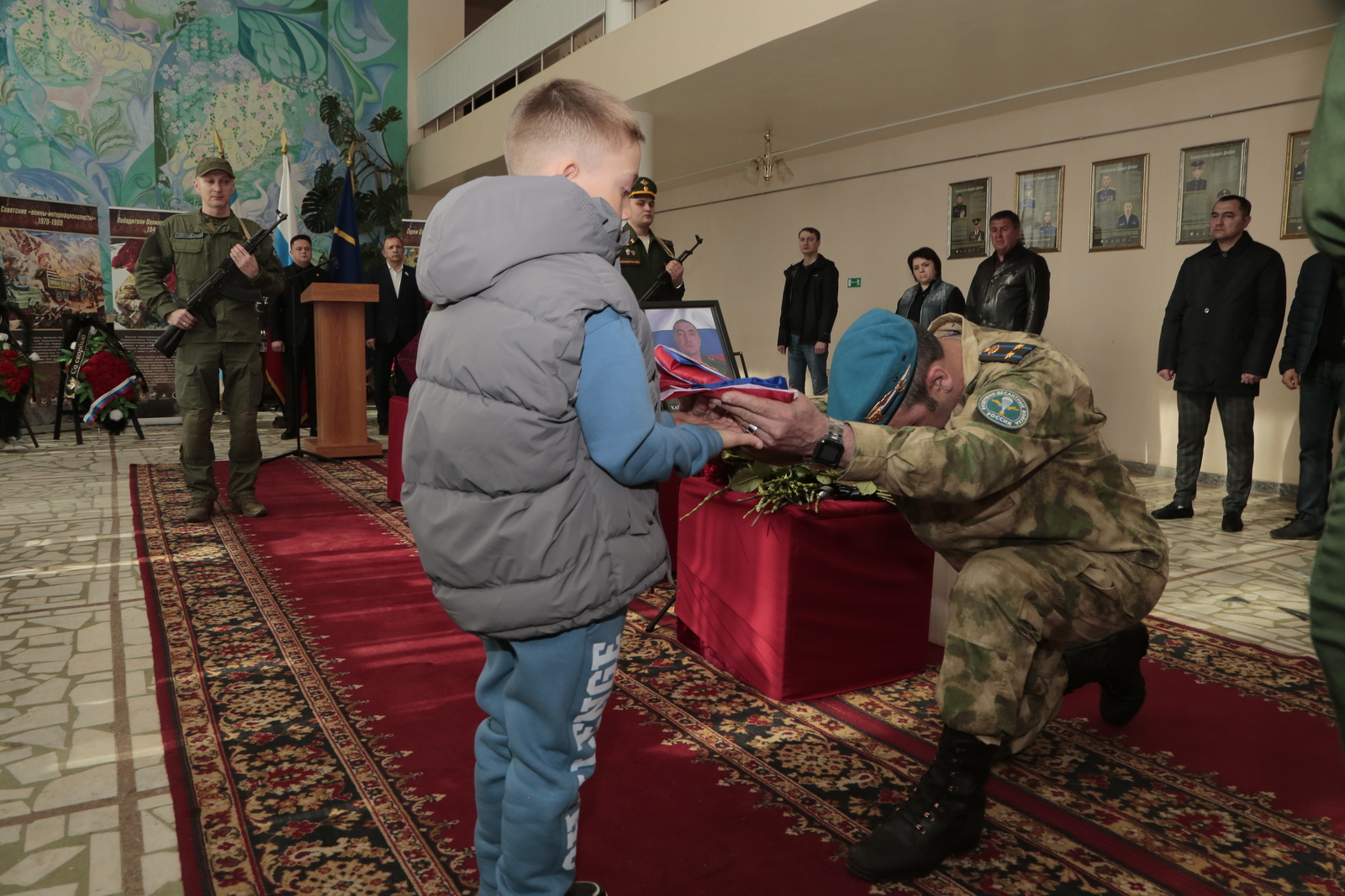 Государственный флаг вручается сыну погибшего бойца в знак признания героических подвигов отца перед Отечеством. Фото: Руслан Никонов, «КЗ».