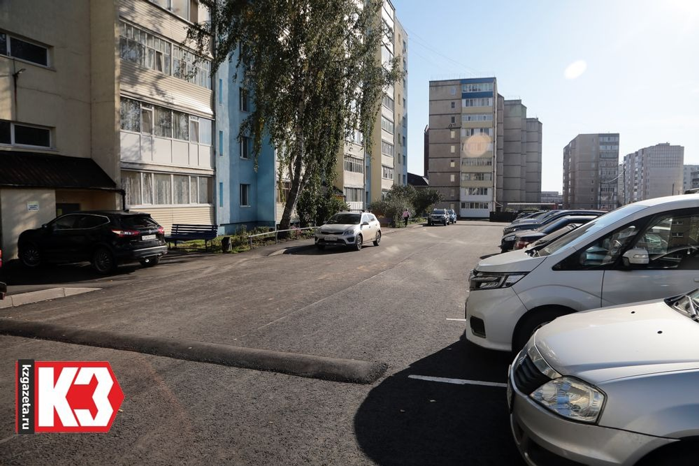 Во дворе дома №53 по ул. Дорожной были заасфальтированы парковка, тротуар и проезжая часть. Фото: Руслан Никонов, «КЗ».
