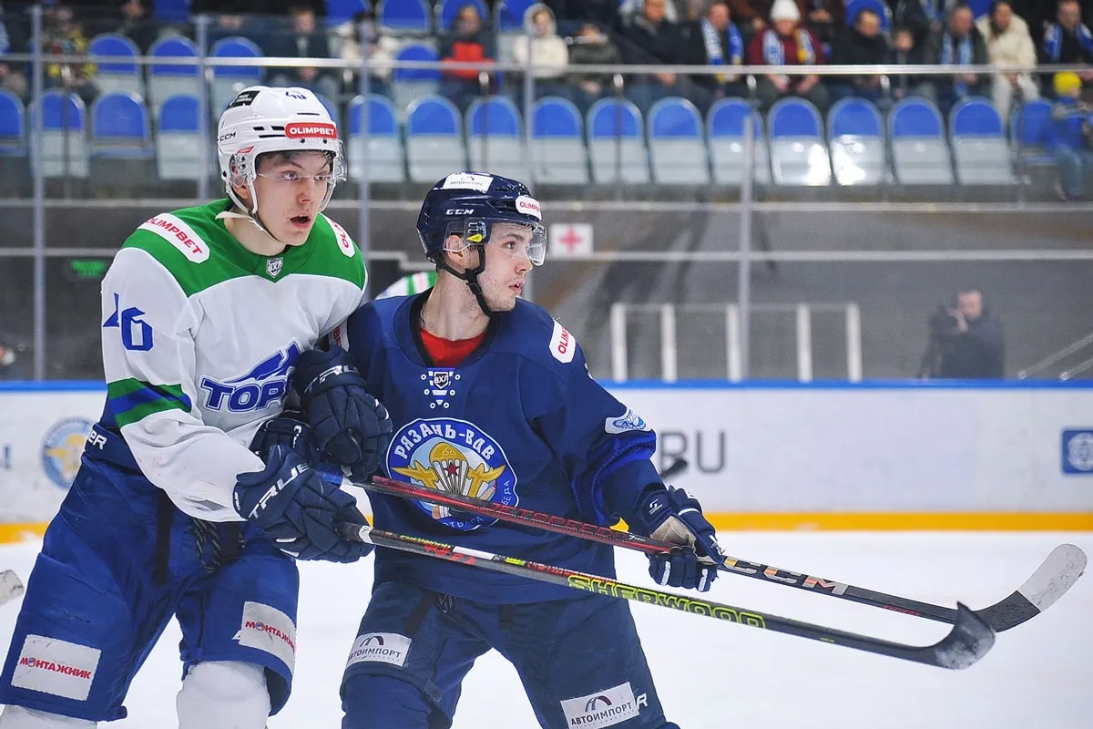 Пресс-служба ХК «Рязань-ВДВ». https://xn--80aniom2a8cu.xn--p1ai/ Елсуков борется с игроком хозяев.